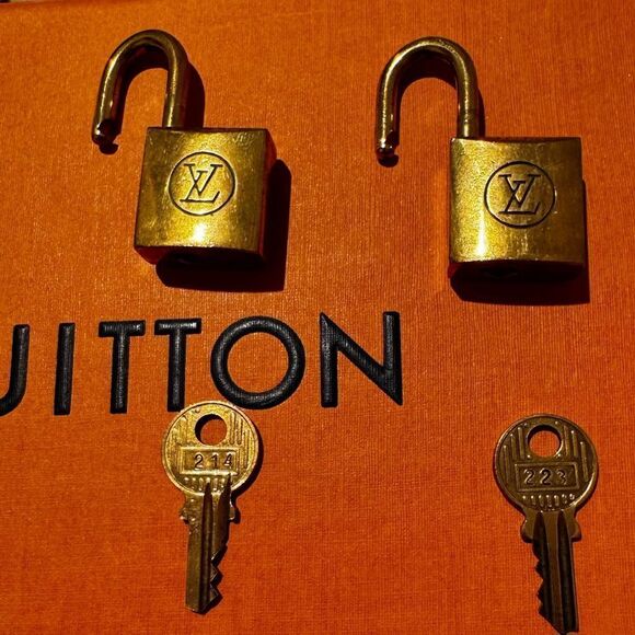 AUTHENTIC VINTAGE LOUIS VUITTON PADLOCK AND KEY - Picture 4 of 11
